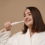 Periuța de dinți electrică: cum o folosești corect și de ce nu este suficient doar să o ai 2 periuta de dinti electrica 1 Periuța de dinți electrică: cum o folosești corect și de ce nu este suficient doar să o ai