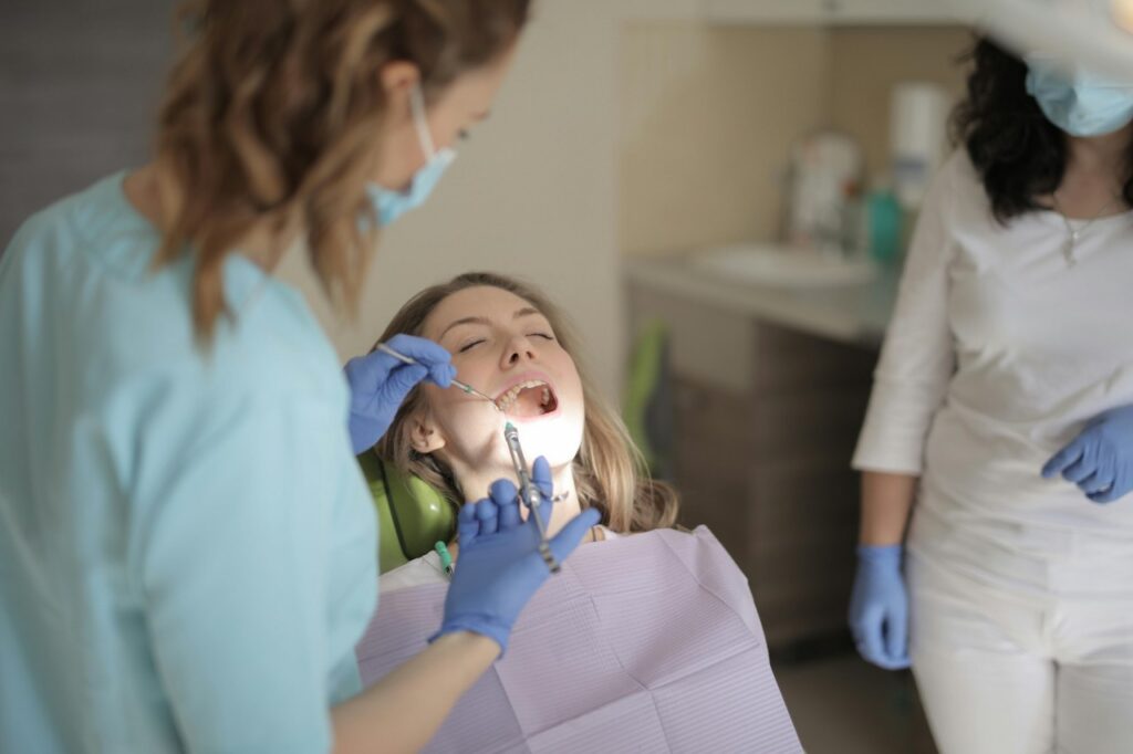 Carie interdentară: cauze, simptome și soluții moderne de tratament 1 carie interdentara 2 Carie interdentară: cauze, simptome și soluții moderne de tratament