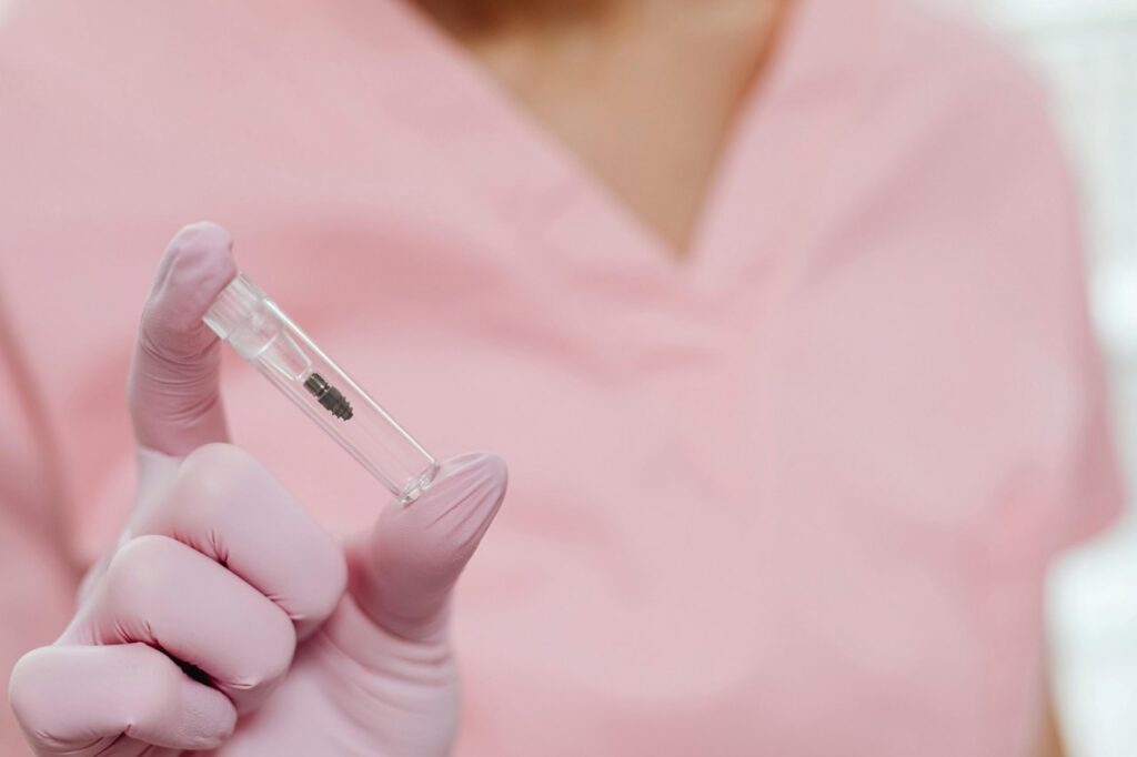 Simptome respingere implant dentar: cum îți dai seama dacă implantul nu se integrează corect 1 simptome respingere implant dentar 1 Simptome respingere implant dentar: cum îți dai seama dacă implantul nu se integrează corect
