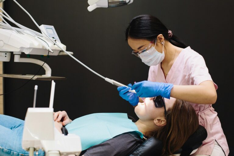 simptome respingere implant dentar 2 Simptome respingere implant dentar: cum îți dai seama dacă implantul nu se integrează corect