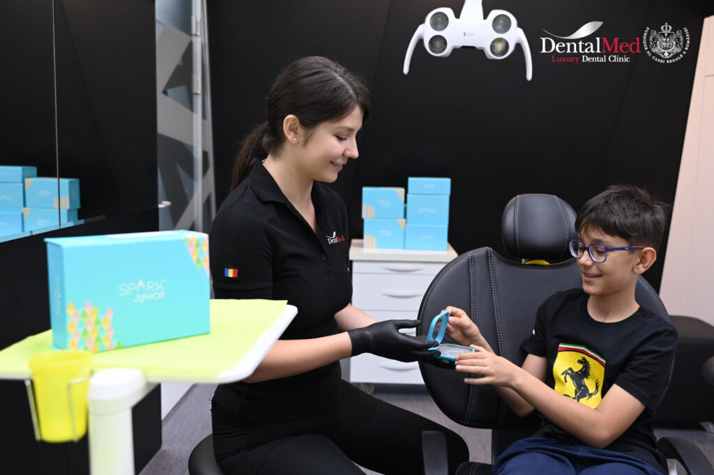 Aparat dentar invizibil copii în București: SPARK Junior – soluția modernă pentru dinți drepți 2 Aparat dentar Spark Junior