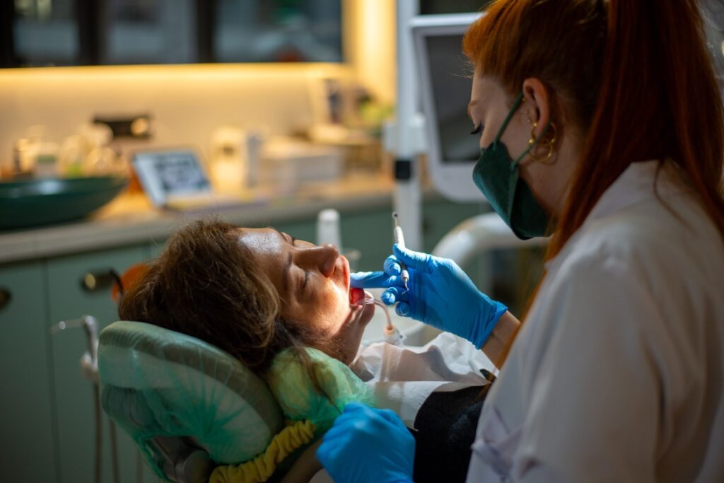 Îți intră mereu mâncare între aceiași doi dinți? Iată ce problemă poate indica 1 intra mereu mancare intre aceiasi doi dinti 1 Îți intră mereu mâncare între aceiași doi dinți? Iată ce problemă poate indica
