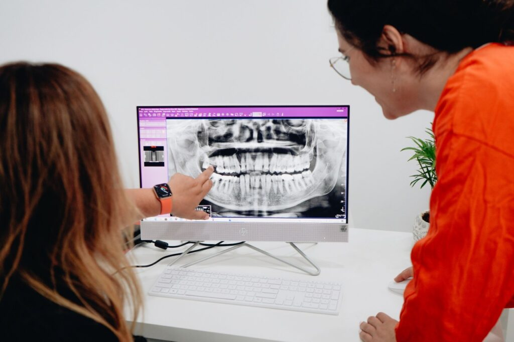 simptome pulpita dentara 2 Simptome pulpită dentară: cum îți dai seama că nervul dintelui este afectat