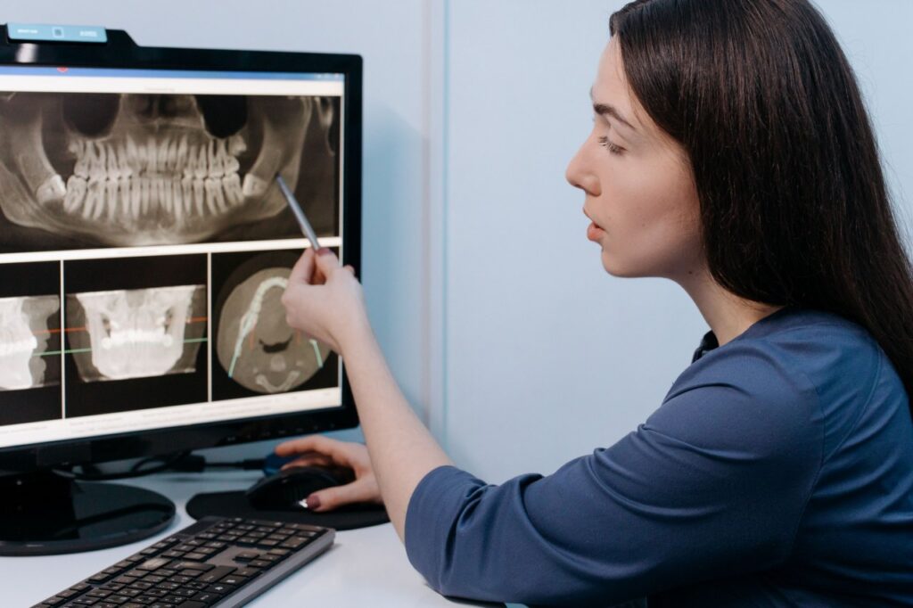 Implant imediat și încărcare imediată: care este diferența și când pot fi luate în calcul? 1 implant imediat si incarcare imediata 2 Implant imediat și încărcare imediată: care este diferența și când pot fi luate în calcul?